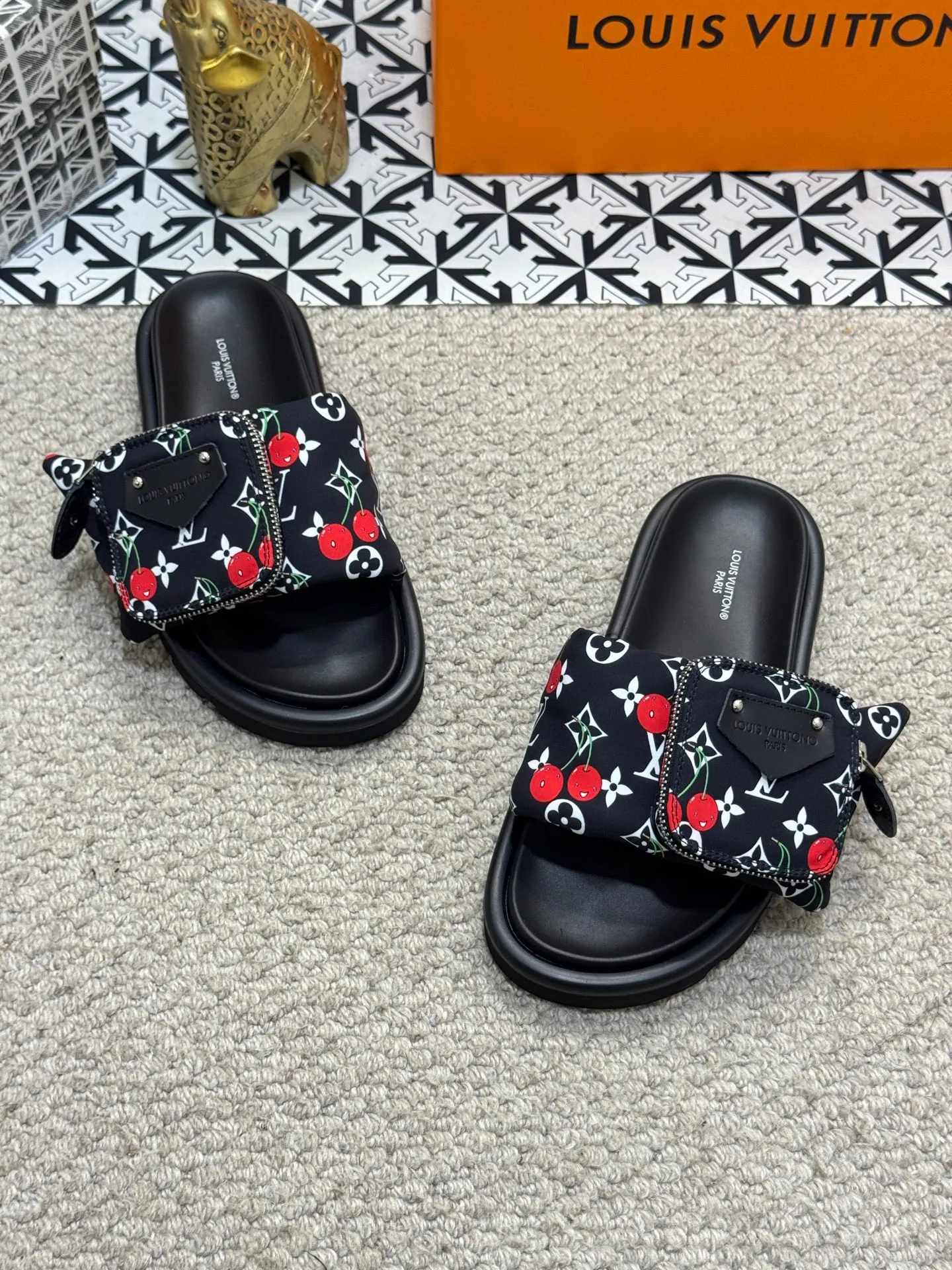 Men's shoes 💰400 [New style] 🦇🦇Top original order [Louis Vuitton] Couple style 👫Spring and summer style🎯🎯As an active family in the fashion industry ⭐ Lv is characterized by bold innovation ⚡Fabric down cloth🔥 Combined outsole, clean and tidy ⚡Fashionable and generous🌹Multiple colors available..Size: 36-44 (45 customized